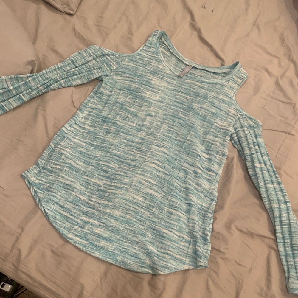 Long sleeve shoulder cutout shirt